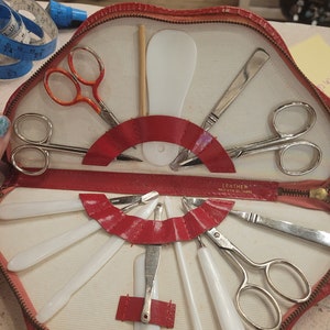 ensemble de manucure vintage des années 1950 dans un étui en cuir rouge