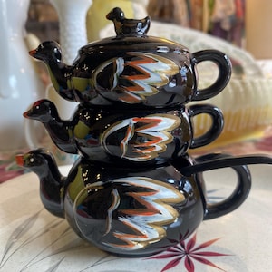 Può includere: Una tazza di ceramica bianca con manico nero e la scritta "But First, Coffee" in grassetto nero. La tazza è posta su uno sfondo sfocato. La tazza è alta circa 10 cm.