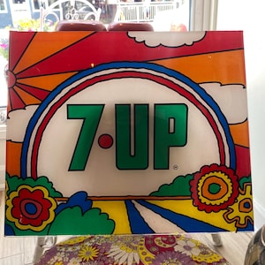 Letrero publicitario vintage raro de máquina de refrescos 7-Up de los años 70: arte de plexiglás estilo Peter Max, coleccionable de arte pop arcoíris.