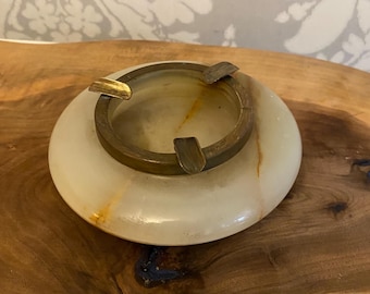 Cenicero vintage de alabastro y latón / Cenicero de piedra de mediados de siglo / Cenicero de aspecto mármol pesado / Redondo de 5,25"