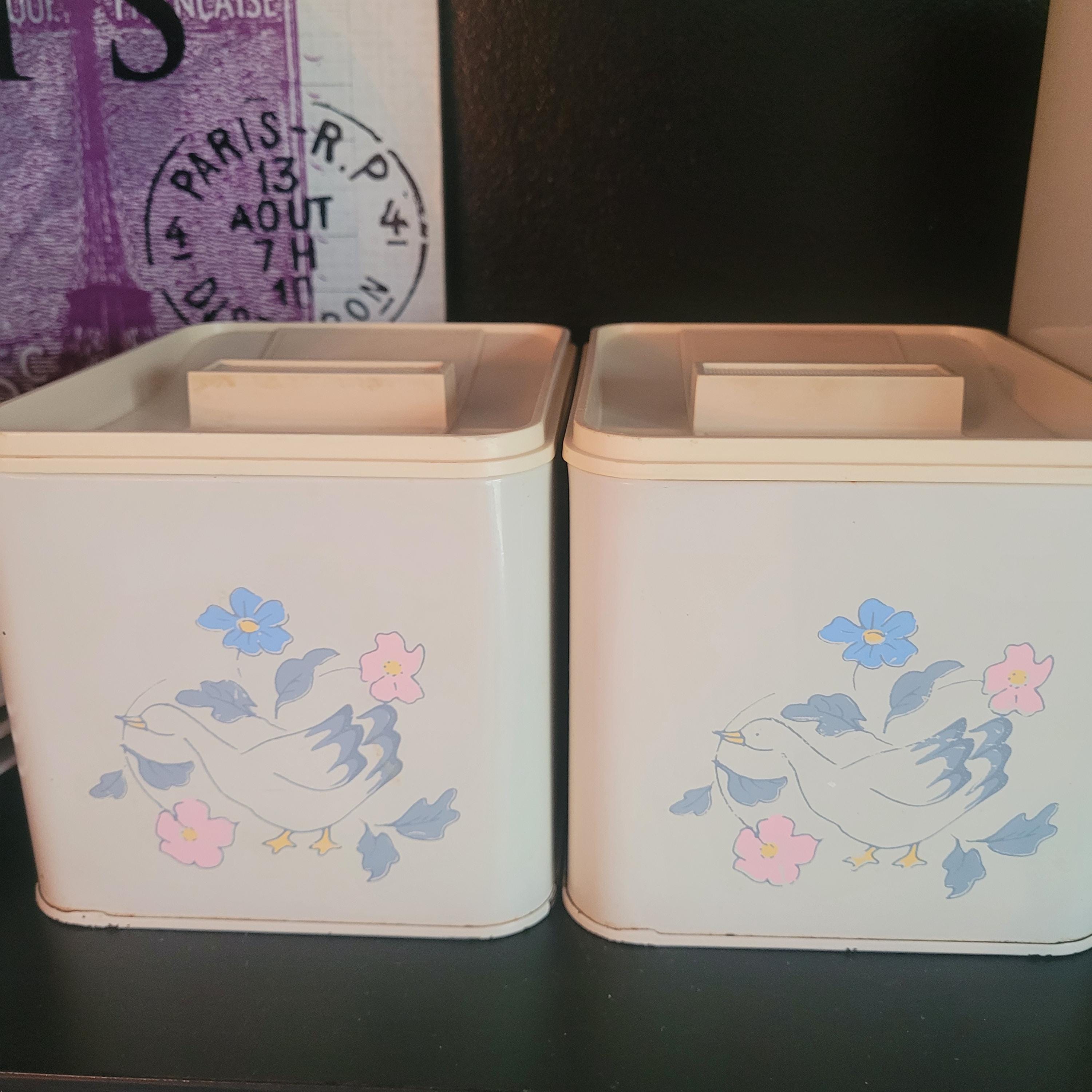 ヴィンテージ EKCO キャニスター 4個セット – クリーム色に青とピンク 