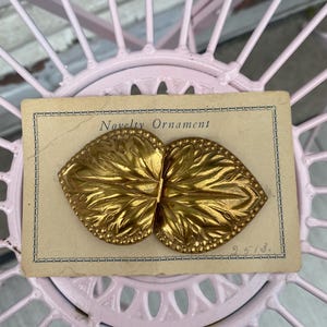 Fivela de cinto com folha de latão antiga – Era Art Nouveau – Circa 1900 – Metal estampado em cartão original “Novelty Ornament” – 3,5” de largura