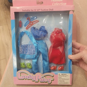 May include: A doll clothing set for an 11 1/2 inch fashion doll. The set includes a red dress, a blue top, blue jeans, a blue and white patterned bag, a pair of green shoes, a pair of red shoes, a hanger, and a mobile phone. The packaging says "Lovely Patty" and "Collection".