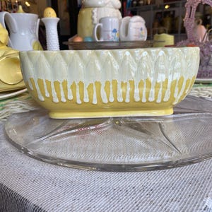 Peut inclure: Ensemble de trois vases en céramique blanche avec un motif côtelé. Les vases varient en hauteur : environ 25 cm, 20 cm et 15 cm. Design épuré et moderne.