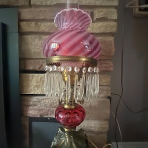 Vintage Fenton Cranberry Glass Hurricane Lampe gekräuselte Swirl Shade Münze Dot Basis