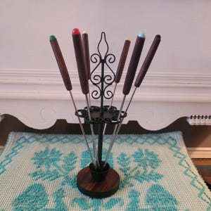 Set di forchette da fonduta vintage, supporto in legno di teak giapponese, stile moderno di metà secolo, punte colorate, anni '60-'70, set da cucina per intrattenimento.