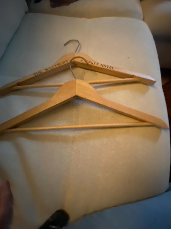 ヴィンテージホテル木製ハンガー – 「The Westbury / A Knott Hotel」2