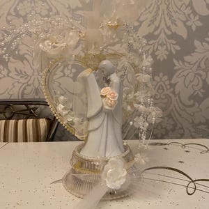 Vintage 1980er Jahre handgefertigte Hochzeitstorte Topper mit Porzellan Braut und Bräutigam, Perlenbesatz und floralen Details