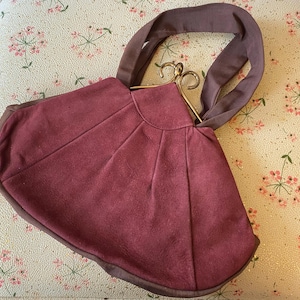Sac à main bordeaux en imitation daim des années 40 avec fermoir Kiss-Lock en laiton | sac à main plissé vintage
