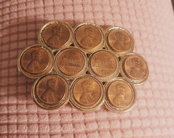 1980年代のヴィンテージベルトバックル。本物の1982年製アメリカ・リンカーンペニー硬貨がゴールドトーンのフレームにセットされています。