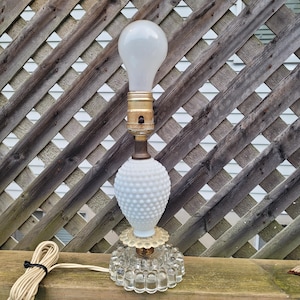 Vintage Hobnail Milchglas Tischlampe mit Klarglasfuß - Mid-Century Elektrische Lampe - Funktioniert - Rustikale Cottagecore Beleuchtung