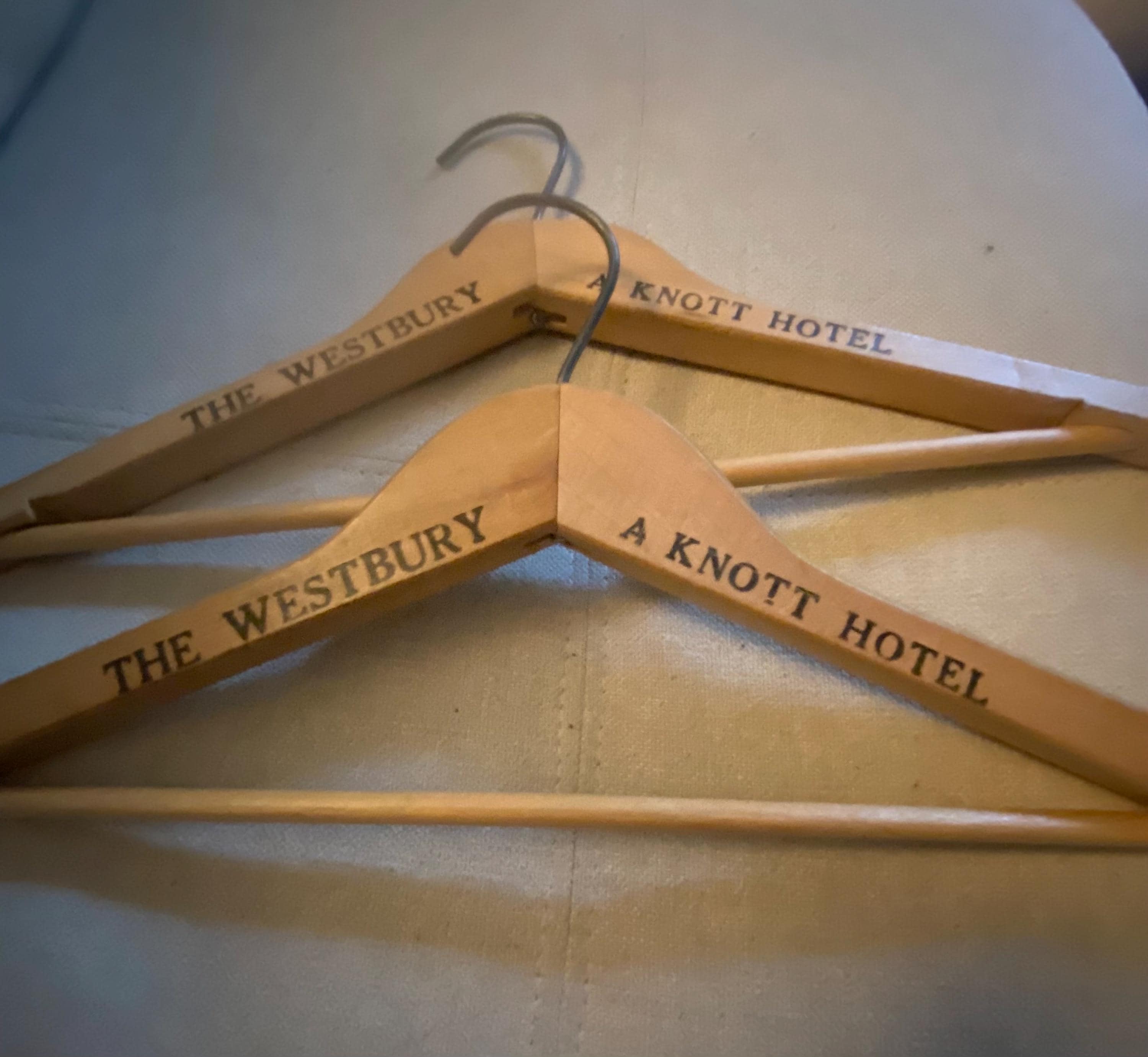 ヴィンテージホテル木製ハンガー – 「The Westbury / A Knott Hotel」2