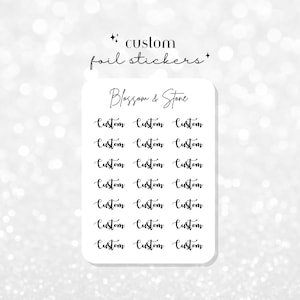 Peut inclure: Une feuille d'autocollants personnalisés en feuille avec le texte "Blossom & Stone" et le mot "Custom" répété plusieurs fois. Les autocollants sont sur un fond blanc avec un effet bokeh.