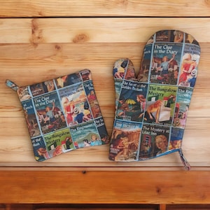 NANCY DREW! NOVO Design! Luva de Forno e/ou Pegador de Panela com Estampa Dupla Face | Luva de Forno ou Pegador de Panela | Presente de Livros Nancy Drew