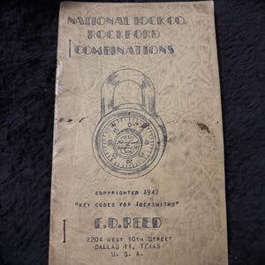 Puede incluir: Libro antiguo titulado "NATIONAL LOCK CO. ROCKFORD COMBINATIONS" con una ilustración de candado. La portada es de color beige con texto negro y una fecha de copyright de 1947. El libro es para "KEY CODES FOR LOCKSMITHS" de E.D. REED, Dallas, Texas.