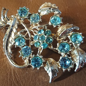 Vintage Silver tone flower spray brooch turqouise stones