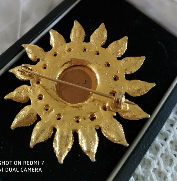 Vintage Sunburst brooch with rhinestones and cent… - image 6