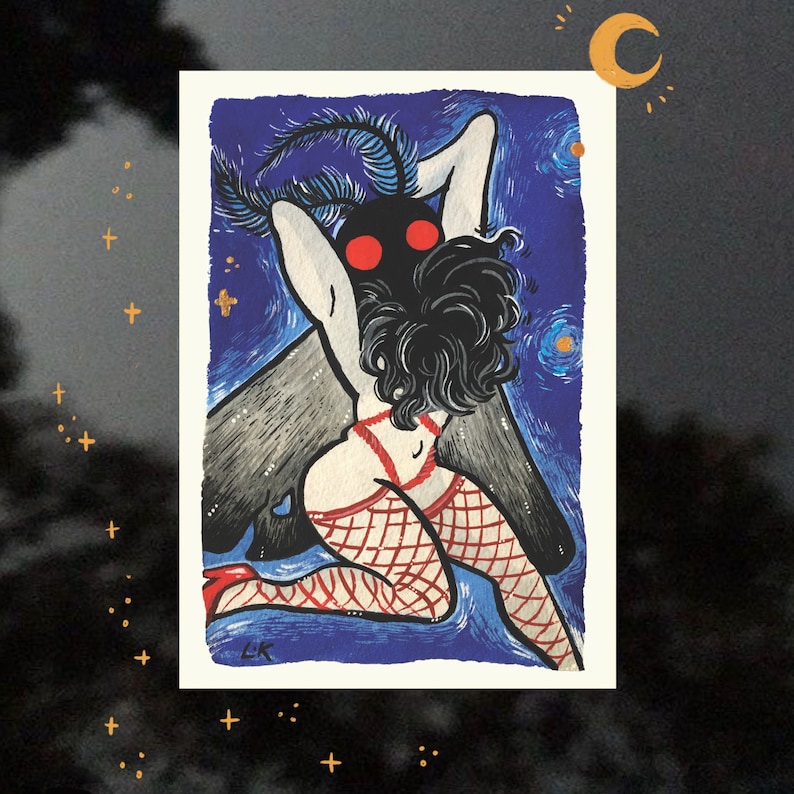 Puede incluir: Una polilla negra y roja con cuerpo de mujer que lleva un conjunto de lencer&iacute;a de red roja y negra sobre un fondo de noche estrellada azul.