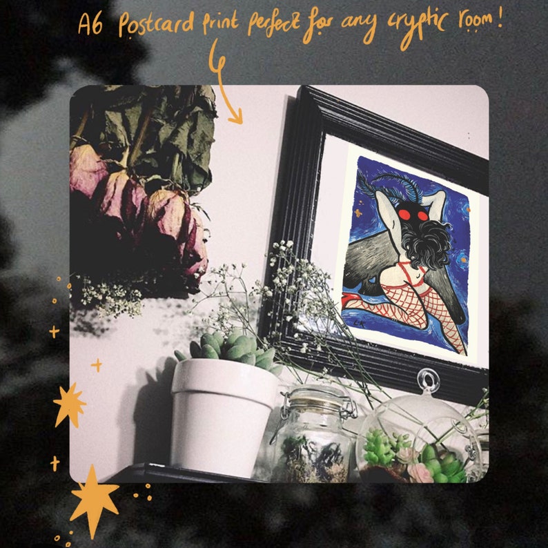 Puede incluir: Una impresi&oacute;n enmarcada de una polilla negra y roja con un cuerpo de mujer, que lleva una media de red roja y negra, sobre un fondo azul con estrellas blancas. El texto "A6 Postcard print perfect for any cryptic room!" est&aacute; escrito en negro sobre fondo blanco.