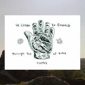 Puede incluir: Impresión blanca con una ilustración verde detallada de una mano con un pájaro y diseños abstractos. El texto dice: "Creamos para conectar a través de las ondas del tiempo".