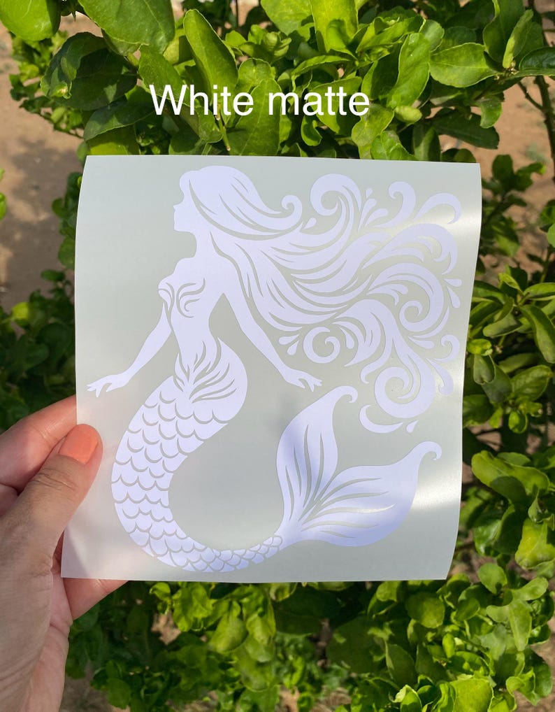 K&ouml;nnte beinhalten: Wei&szlig; matte Aufkleber mit einer Meerjungfrau-Silhouette mit flie&szlig;endem Haar und einem detaillierten Schwanz. Das Meerjungfrau-Design ist hellwei&szlig; und undurchsichtig. Der Text "White matte" ist oben auf dem Aufkleber aufgedruckt.