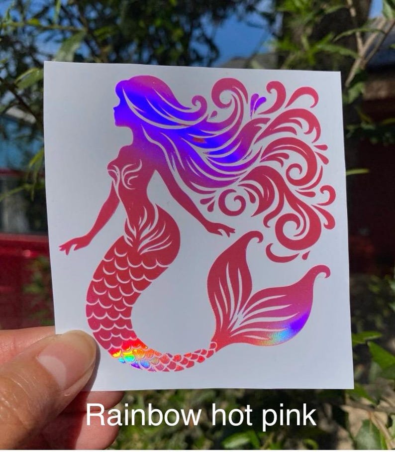 K&ouml;nnte beinhalten: Ein Sticker mit einer pinkfarbenen Meerjungfrau mit einem holografischen Regenbogen-Schwanz und -Haar. Die Meerjungfrau ist eine Silhouette mit flie&szlig;endem Haar und einem detaillierten Schwanz. Der Text "Rainbow hot pink" steht unten.