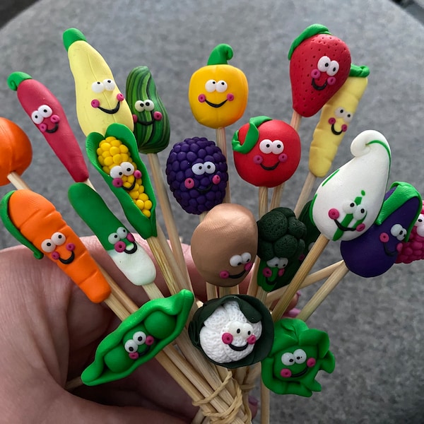 VegMates Fruit & Vegetable Plant Marker Set | Grow Your Own | Quirky Planter | Plant Labels | Gardeners Gift | Seedling Markers 15-17cm