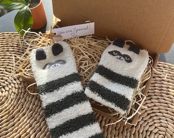 Caja de regalo con calcetines de animales esponjosos: un regalo asequible para esa persona especial.
