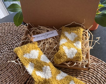 Calcetines mullidos: diseño de corazón de amor en una caja en diferentes colores. ¡Haz sonreír a alguien!