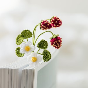 Microcrochet Gold Bead Strawberry Bookmark