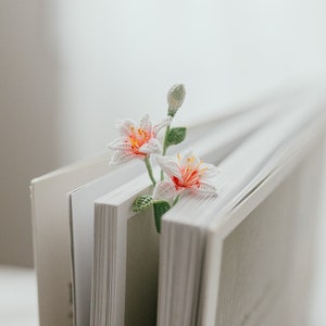 Microcrochet Lily Bookmark