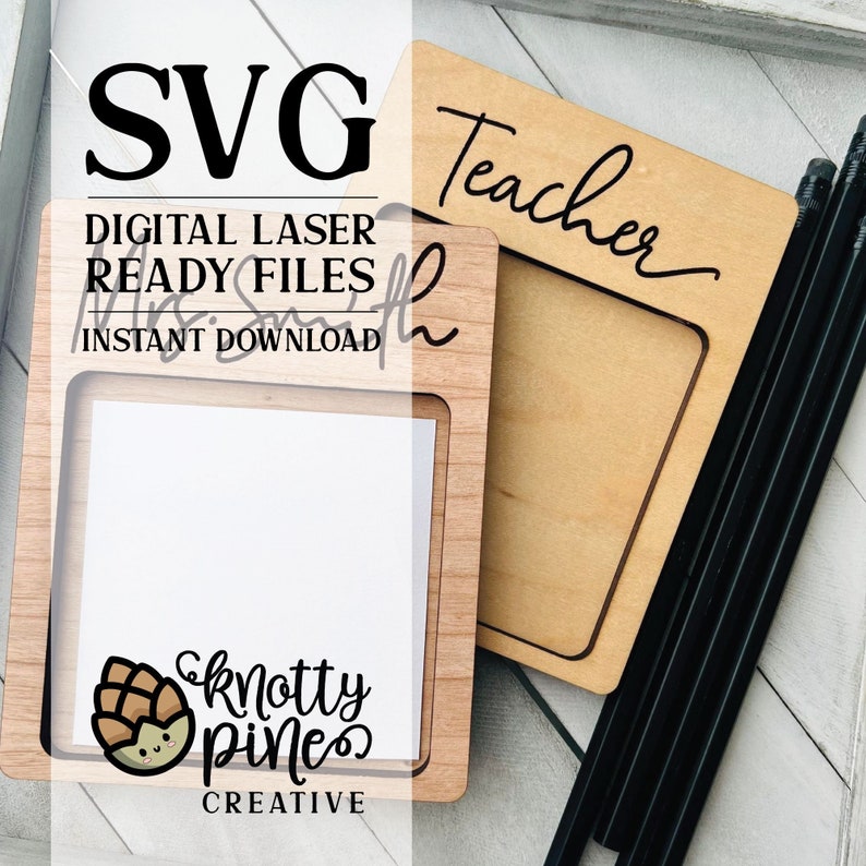 Pu&ograve; includere: Un cartello di legno con un ritaglio per un post-it. Il cartello dice "Teacher" e ha un ritaglio pi&ugrave; piccolo con il testo "knotty pines creative".