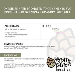 以下が含まれることがあります： 「Promoted to Grandma + Grandpa 2023 Gift」というテキストが書かれた、ロンパース型のオーナメントのデジタルデザインファイルです。このデザインには、オーナメントの彫刻、スコア付け、カットに関する指示が含まれています。このファイルは、個人および商業目的で使用できますが、自分のものとして主張したり、再販したり、再共有したりすることはできません。