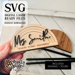Minimslist Lehrer Geschenk Schreibtisch Namensschild svg, Regenbogen Erzieher anpassbare Schreibtisch Typenschild Punktzahl + Gravur Laser Cut Datei, Glowforge svg
