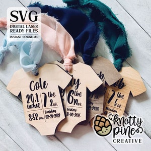 Ornement de chemise bébé, svg de bébé, c'est un garçon, c'est une fille ornement de bébé fichier découpé au laser, ornement de Noël pour bébé, svg Glowforge, prêt pour le laser