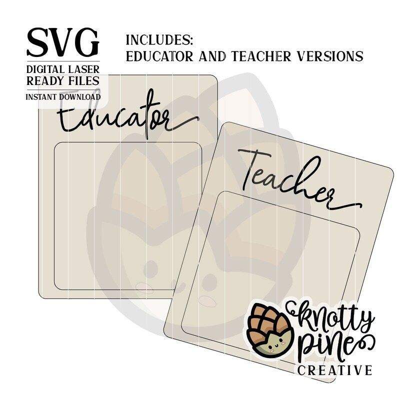 Pu&ograve; includere: Due file SVG tagliati al laser digitale per educatori e insegnanti. I file sono etichettati "Educator" e "Teacher" con un simpatico logo di pigna di cartone animato in basso.