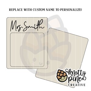 Pu&ograve; includere: Un'etichetta per il nome dell'insegnante stampabile con sfondo beige e bordo nero. L'etichetta ha spazio per un nome e una piccola immagine di una pigna con un viso. Il testo "Mrs. Smith" &egrave; scritto in corsivo nero nella parte superiore dell'etichetta. Il testo "knotty pines creative" &egrave; scritto in nero nella parte inferiore dell'etichetta.