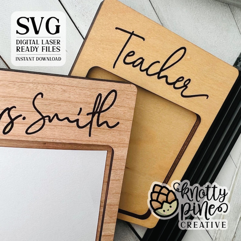 Pu&ograve; includere: Due cornici in legno con un ritaglio per una foto o un biglietto. La cornice superiore dice "Teacher" e la cornice inferiore dice "Mrs. Smith". Le cornici sono realizzate da Knotty Pines Creative.