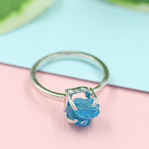 Natural Raw Neon Blue Apatite 925 Sterling Silver Ring, Unisex Boho Band Ring for Her, Genuine Neon Blue Apatite Silver Jewelry