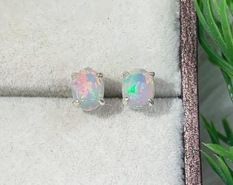 Pendientes de botón de ópalo etíope / Cabujón de plata de ley 925 / Joyería de piedra natal de octubre / Regalo minimalista y delicado para ella