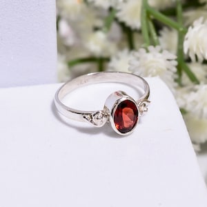 Anello in argento sterling con granato fatto a mano: gioielli con pietra portafortuna di gennaio