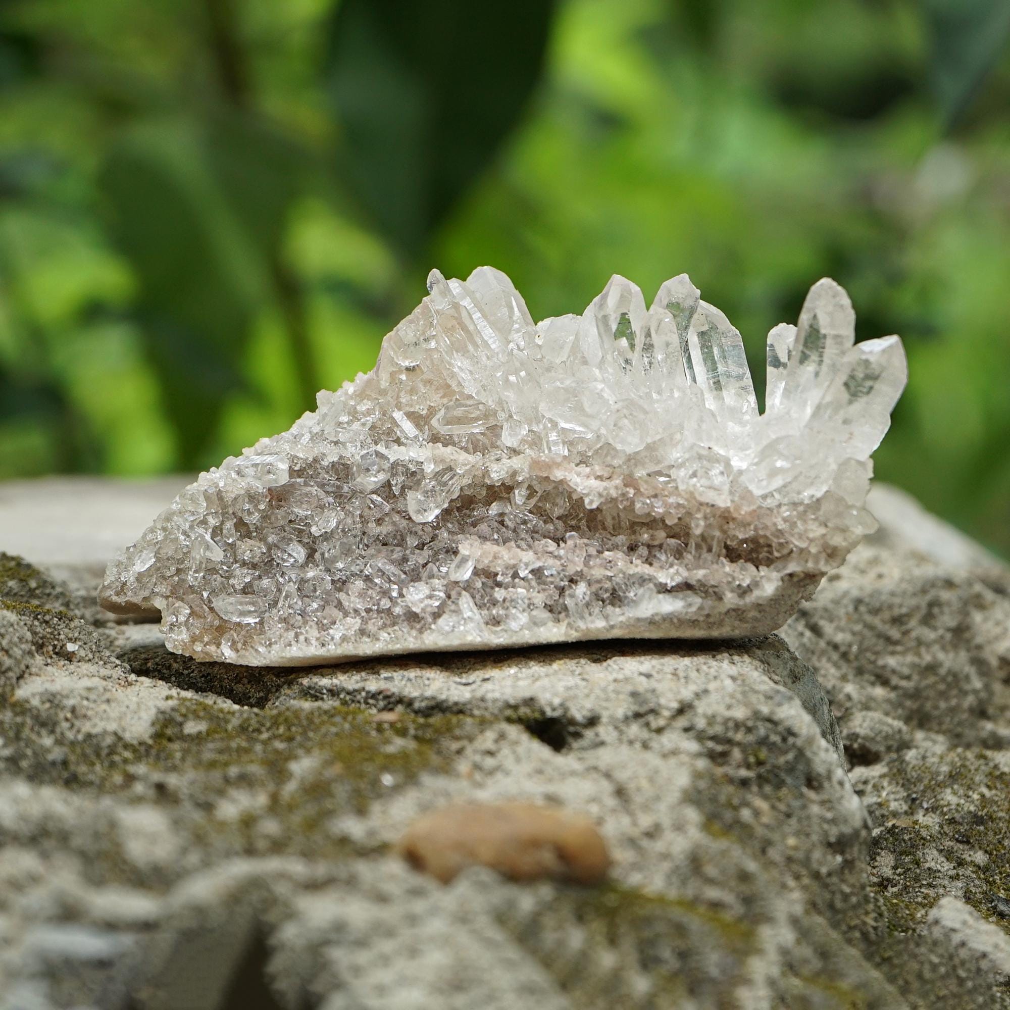 インドメルー産 ミニクラスター ホワイトクォーツクリスタルクラスター、130グラムミニクォーツ