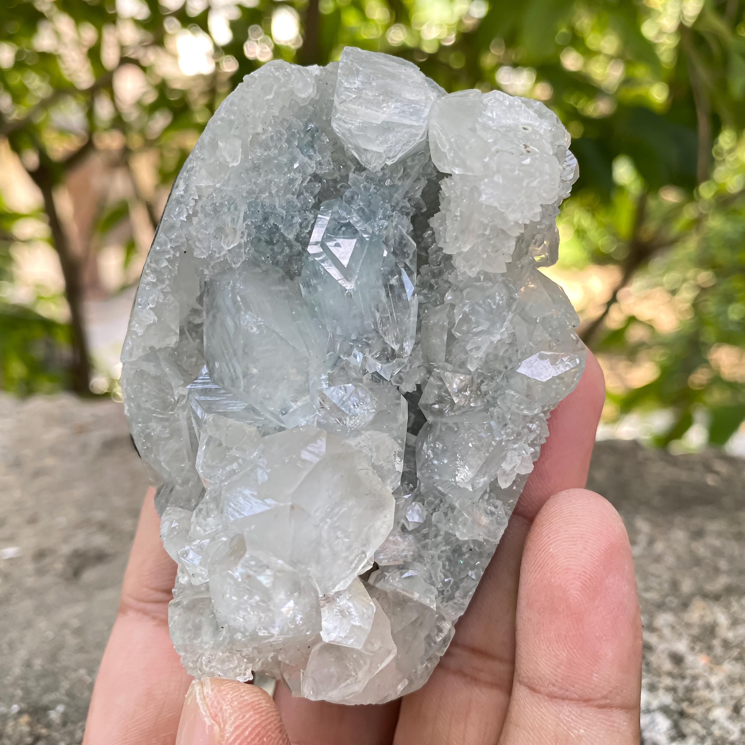 原石アポフィライト水晶クラスター：天然ヒーリングストーン、ミネラル