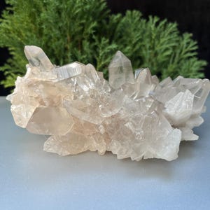 Naturalny biały i dymny klaster kwarcu 735 g – wielopunktowy kryształ kwarcu, surowy, leczniczy okaz minerału WHQ-118