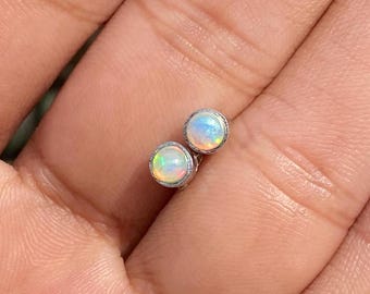 Pendientes de botón de ópalo etíope en plata de ley 925 con cabujón, joyería de piedra natal de octubre, delicado regalo minimalista para ella.