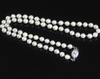 Beautiful vintage freshwater pearl necklace with silver & pearl clasp