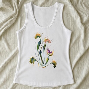 Op de afbeelding: Witte tanktop met een aquarelontwerp van Venusvliegenvallen in groen, geel, roze en paars. De mouwloze top heeft een ronde hals en is gemaakt van een zachte, lichtgewicht stof.