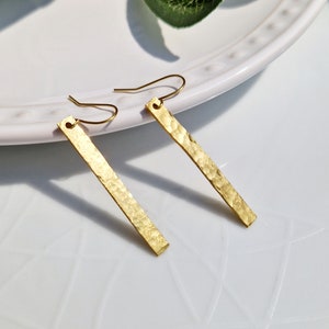 Pendientes colgantes de barra rectangular de oro simple y martillado para mujer, pendientes llamativos, elegantes, estilo minimalista contemporáneo, regalo para el Reino Unido.