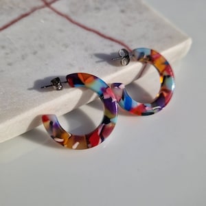 Multi Color Tortoise Creolen, Acetat Creolen, Schildpatt Ohrringe, Regenbogen Ohrringe, Resin Creolen, Minimalist Creolen