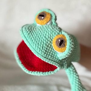 Big Eye Crochet Frog Hand Puppet Pattern – Amigurumi PDF for Beginners